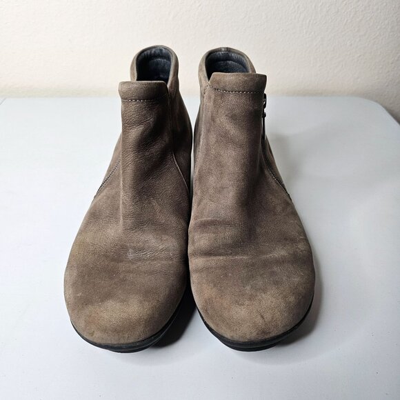 Dansko Size 39 Taupe Brown Lee Nubuck Leather Ankle Boots Zip Up Low Heel - Picture 3 of 9